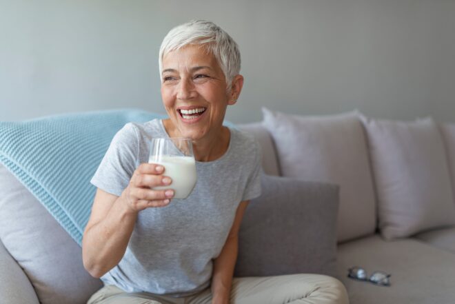 Frau In Den Wechseljahren Trinkt Milch Für Besseren Schlaf